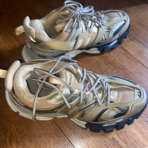Balenciaga Metallic Gold.Slight scuffs overall 8/10 shoe condition. DM ME FOR PU - Picture 4 of 8